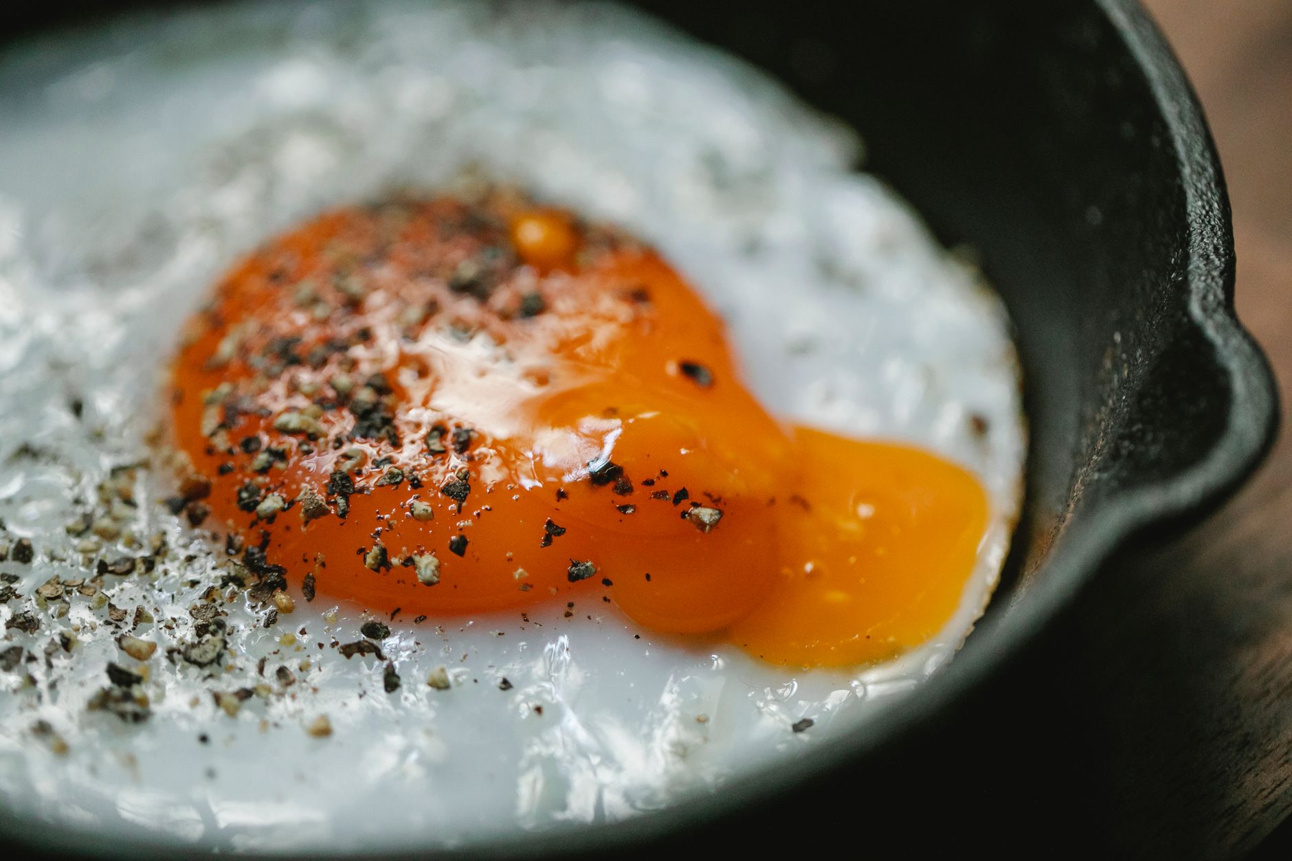 Alimentos ricos em proteína como ovos peixe e leguminosas