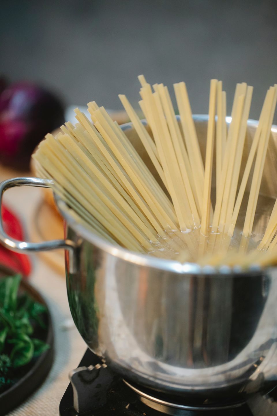 Makaron spaghetti gotujący się w garnku