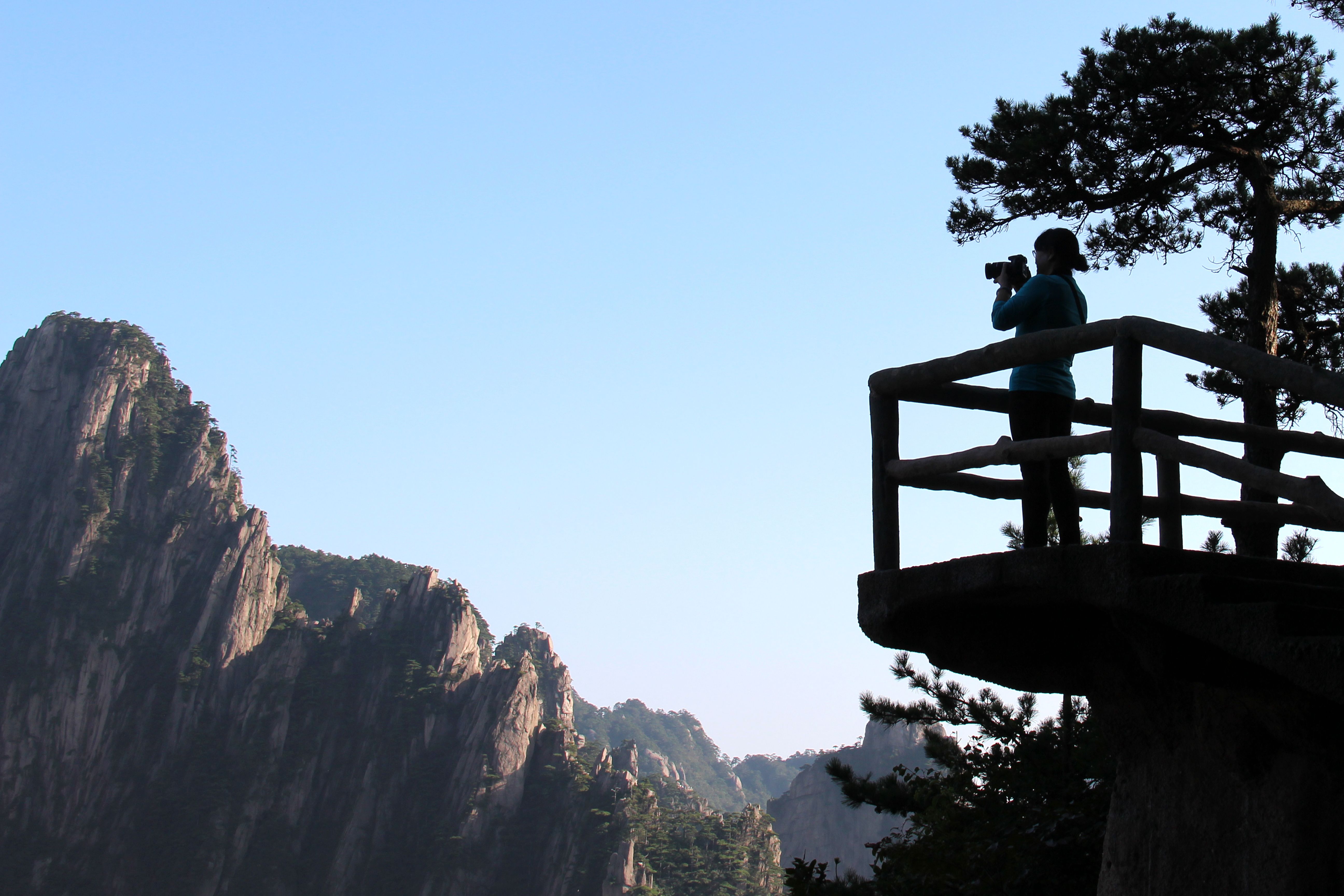 Huangshan Photography Guide 2026: Best Spots, Sunrise & Sea of Clouds Tips