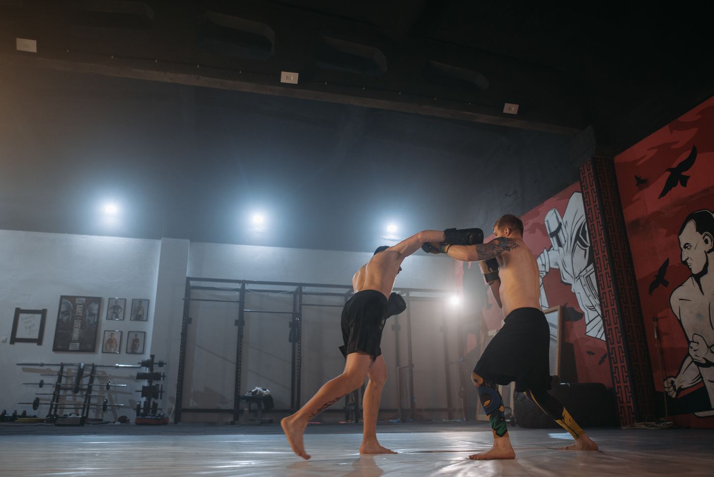 Dwóch mężczyzn podczas treningu kickboxingu