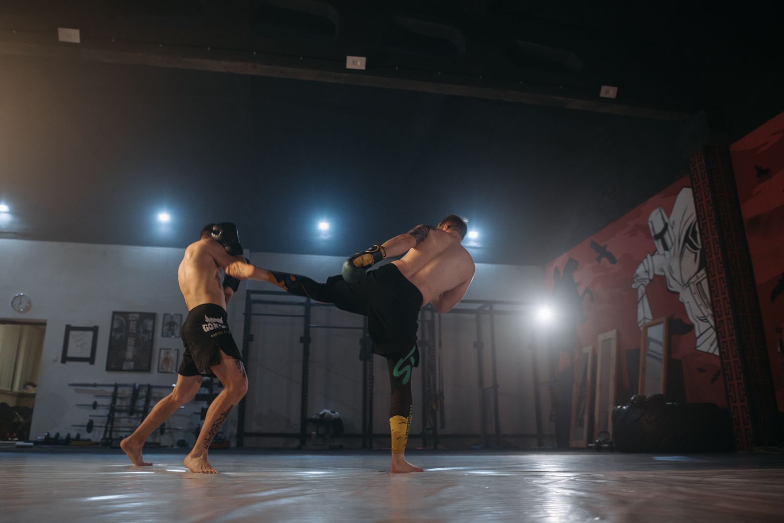 Kickboxing athletes sparring with visible kicks, pivots, knees, and leg movement for knee brace selection. Photo: Pexels.