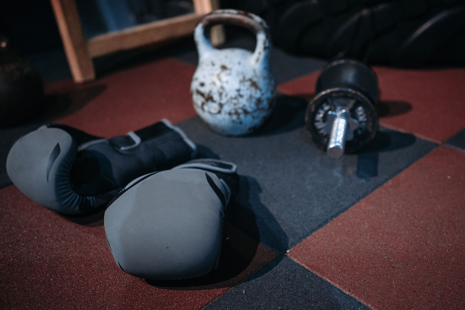 Accesorios de fitness limpios y ordenados