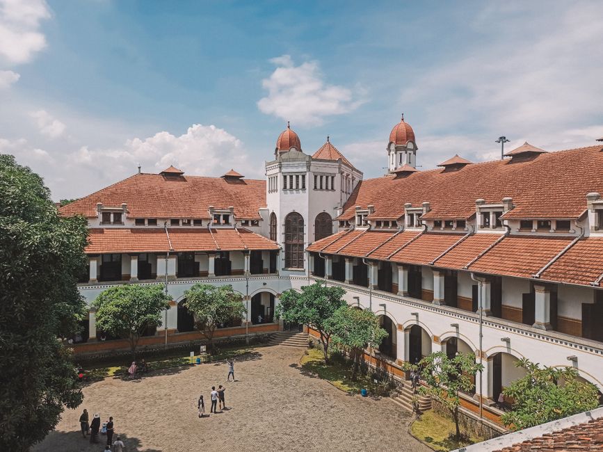 Hati yang Tersembunyi di Balik Kampus