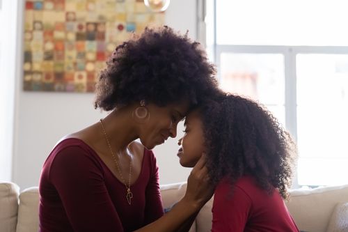 Free A touching scene of a mother and daughter sharing a loving moment, highlighting family bonds. Stock Photo