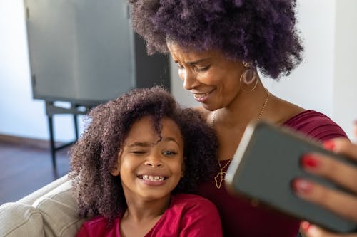 Foto profissional grátis de autorretrato, cabelo afro, cabelo roxo