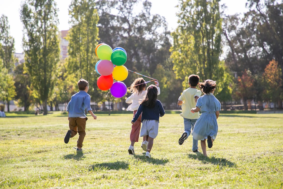 Banco de imagens : Crianças brincando, Balão, brilho do sol, grama
