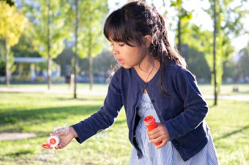 Gratis Gadis Dengan Jaket Hitam Memegang Botol Coca Cola Foto Stok