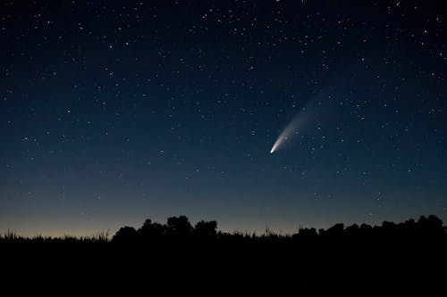 Free Shooting Star in Night Sky Stock Photo