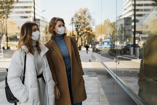 Kostnadsfri bild av ansiktsmasker, coronavirus, glasvägg