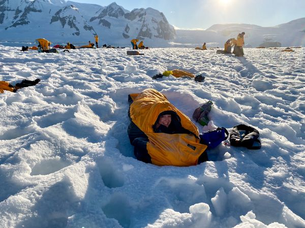 Kvinde i sovepose i sne - vintercamping