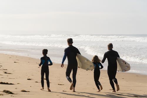 Безкоштовне стокове фото на тему «батько та діти, берег, берег моря» стокове фото
