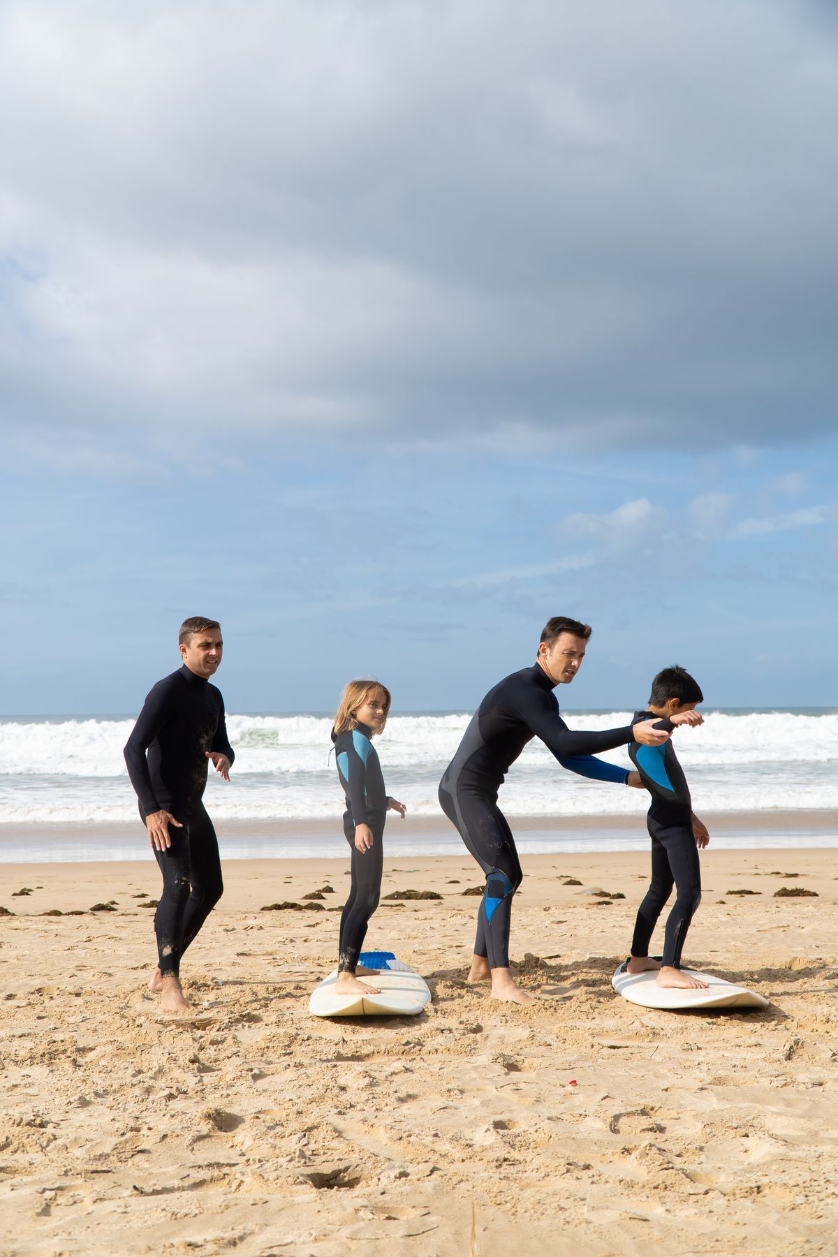 Instrutor a explicar a técnica de surf a um pequeno grupo na praia