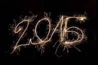 2015年，在黑暗背景下，以闪亮的灯光轨迹写成的画面捕捉了节日庆祝活动