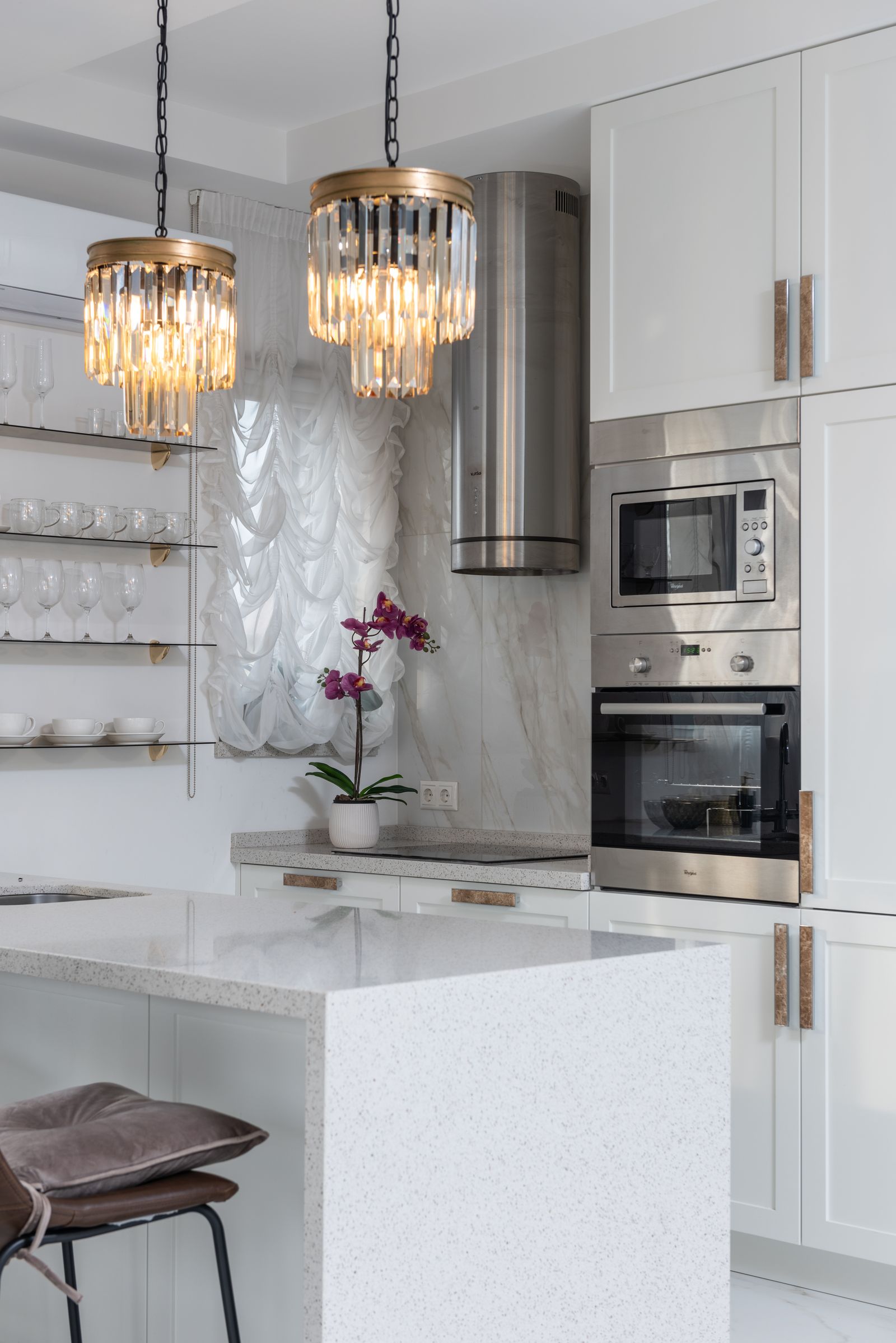 Cocina limpia con isla de piedra