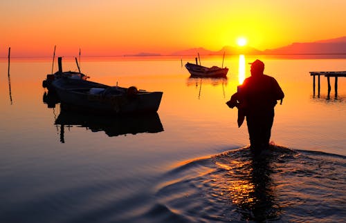 Foto profissional grátis de alvorecer, barco, cair da noite