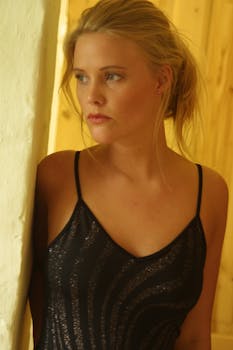 在柔和的室内灯光下，拍摄了一位身着时装的女子，肖像令人惊叹