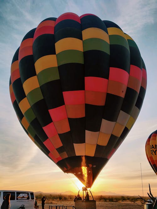 Foto profissional grátis de aventura, balão de ar quente, pôr do sol