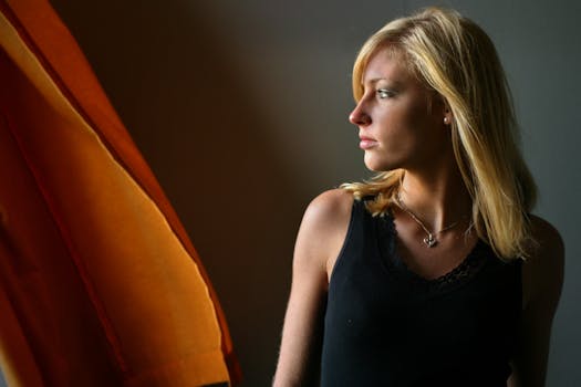 柔和的灯光下，一位体贴的女人望着窗外