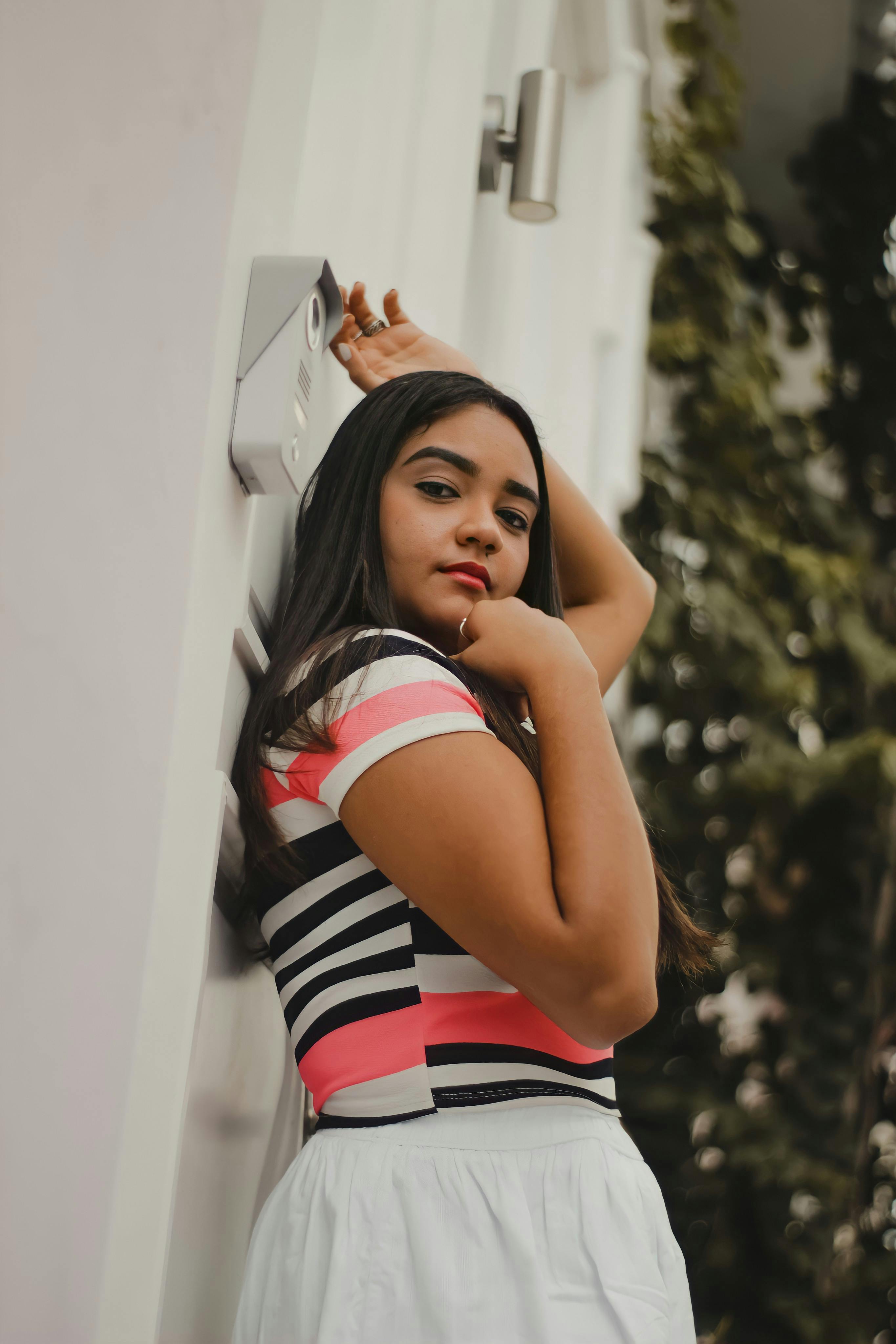 gratis Jonge Vrouw Poserend In Gestreepte Blouse Stockfoto