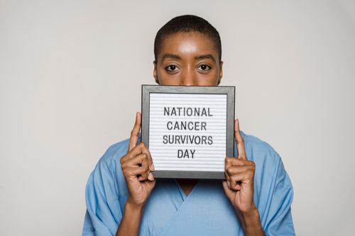Free Portrait of a strong woman celebrating National Cancer Survivors Day with a message of hope. Stock Photo