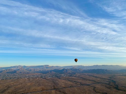 Darmowe zdjęcie z galerii z balon na gorące powietrze, błękitne niebo, fotografia z drona