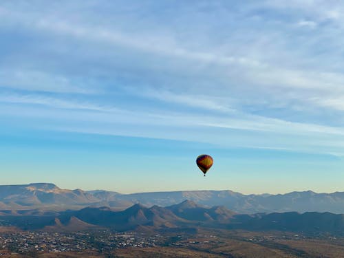 Darmowe zdjęcie z galerii z balon na gorące powietrze, błękitne niebo, fotografia z drona