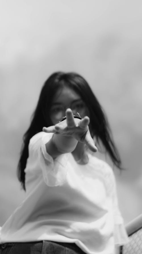 Základová fotografie zdarma na téma černobílý, jednobarevný, natahování ruky
