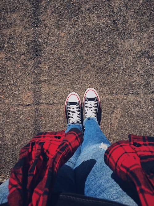 Orang Dengan Jeans Denim Biru Dan Sepatu Kets Merah Putih