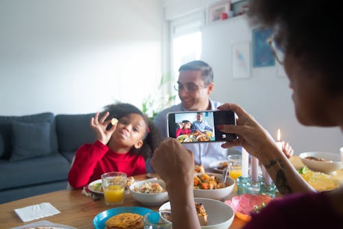 adam, akıllı telefon, evde içeren Ücretsiz stok fotoğraf