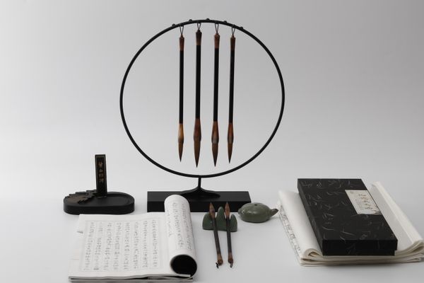 Beginner calligraphy training flatlay with brush pens, ink and elegant script practice sheets — learn calligraphy courses for beginners