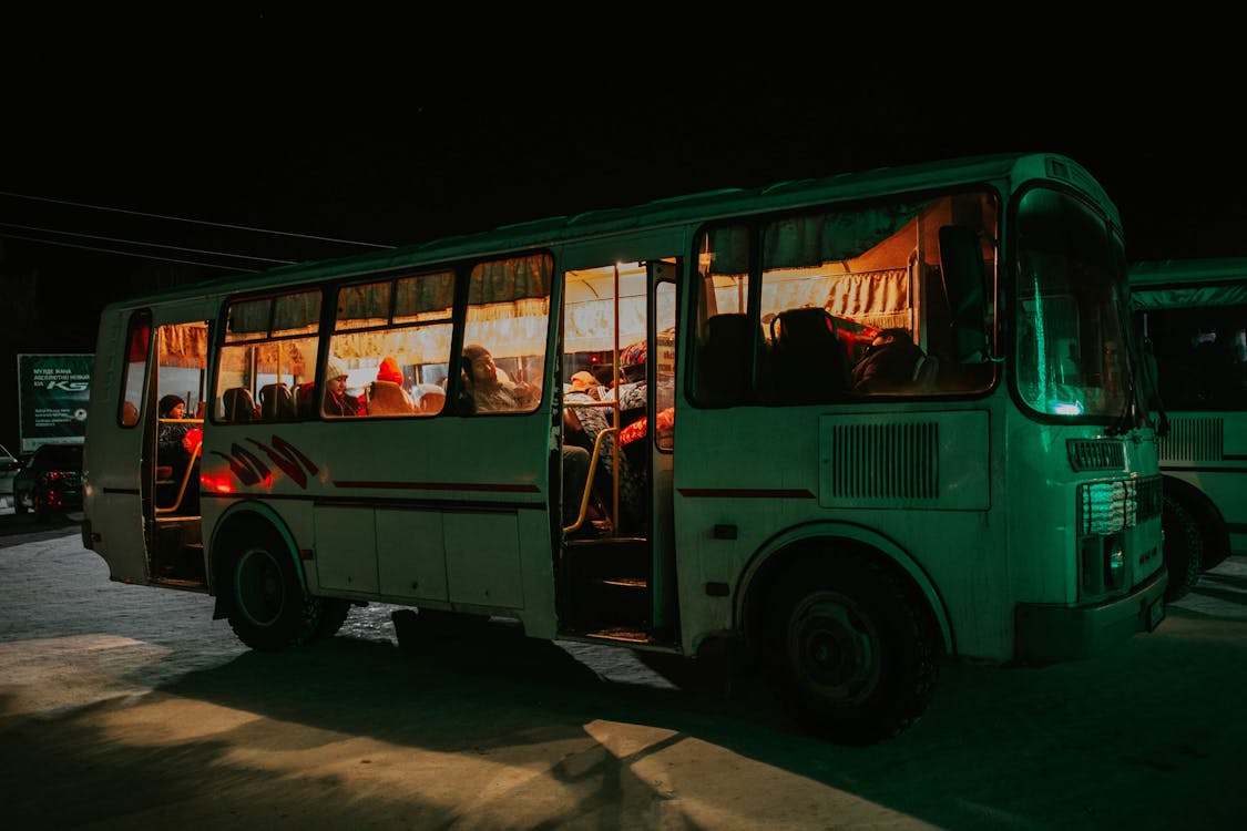 ▼一家人搭乘公車出門，不料竟發生意外。（示意圖／pexels）