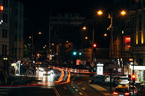 Autos Auf Der Straße In Der Nähe Von Gebäuden Während Der Nacht