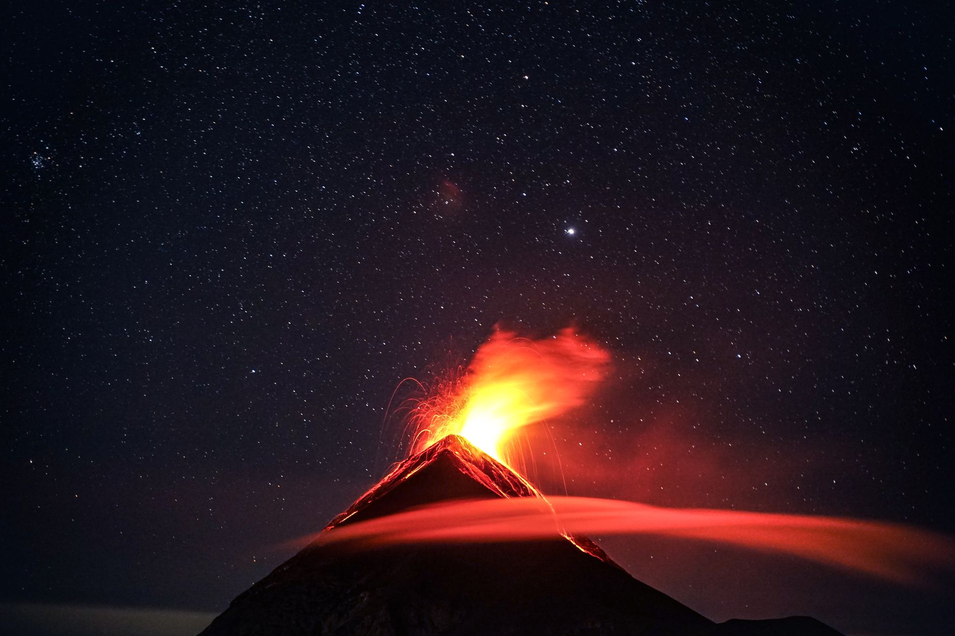 Le volcan Fuego au Guatemala reprend son calme, les évacués reviennent