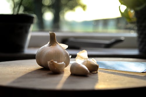 Free Photography of Garlic on Wooden Table Stock Photo