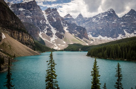 Stunning view of Moraine Lake surrounded by the Canadian Rockies and lush evergreen forests.