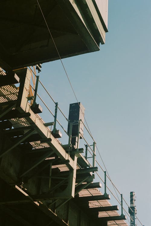 Edifício De Concreto Preto E Branco