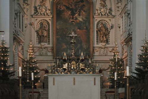 Free Beautifully decorated church altar with ornate details and candlelight creating a serene atmosphere. Stock Photo