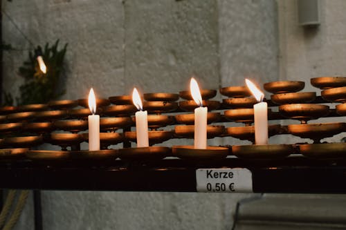 Ilmainen kuvapankkikuva tunnisteilla kirkko, kynttilät, palavat kynttilät Kuvapankkikuva