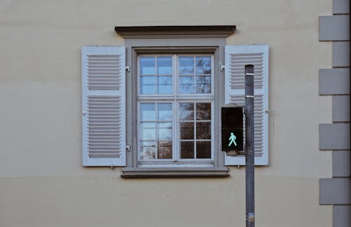 Fenêtre En Verre Encadrée En Bois Blanc