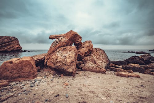 Безкоштовне стокове фото на тему «берег моря, валуни, камені»