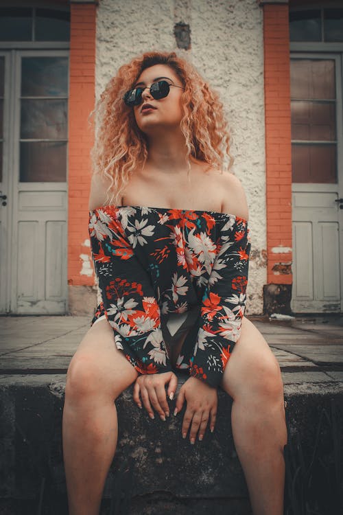 Free Woman in Floral Top Sitting Stock Photo