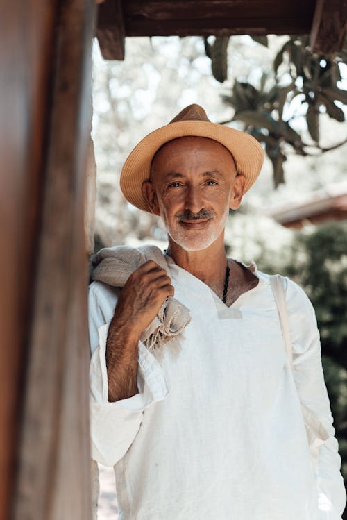 бесплатная мужчина в белой классической рубашке и коричневой шляпе Fedora Стоковое фото