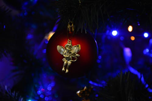 Kostenlos Silber Und Lila Weihnachtskugel Stock-Foto