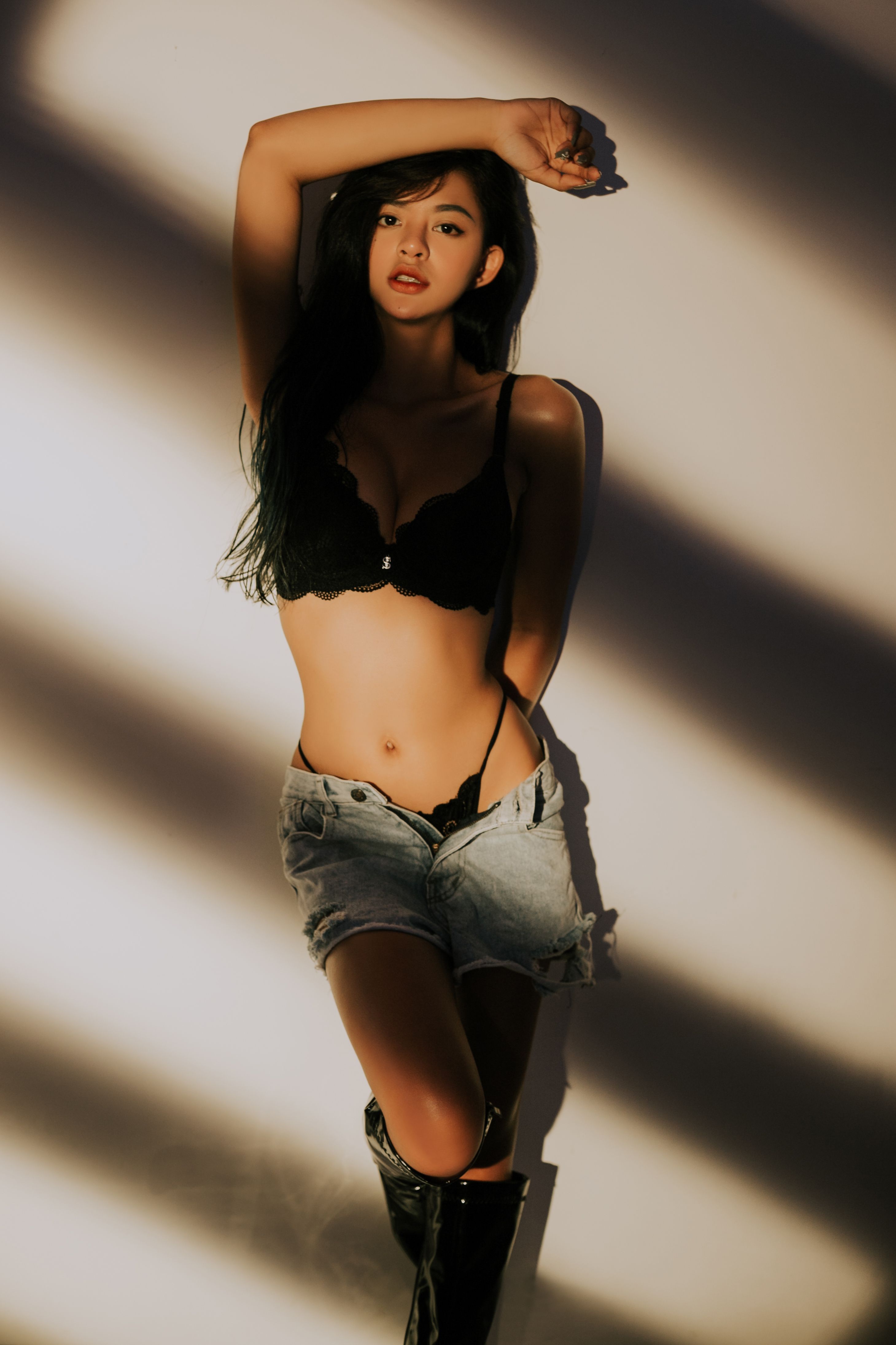 Bé 2k6 chấp hai thanh niên trong clip nóng sexy