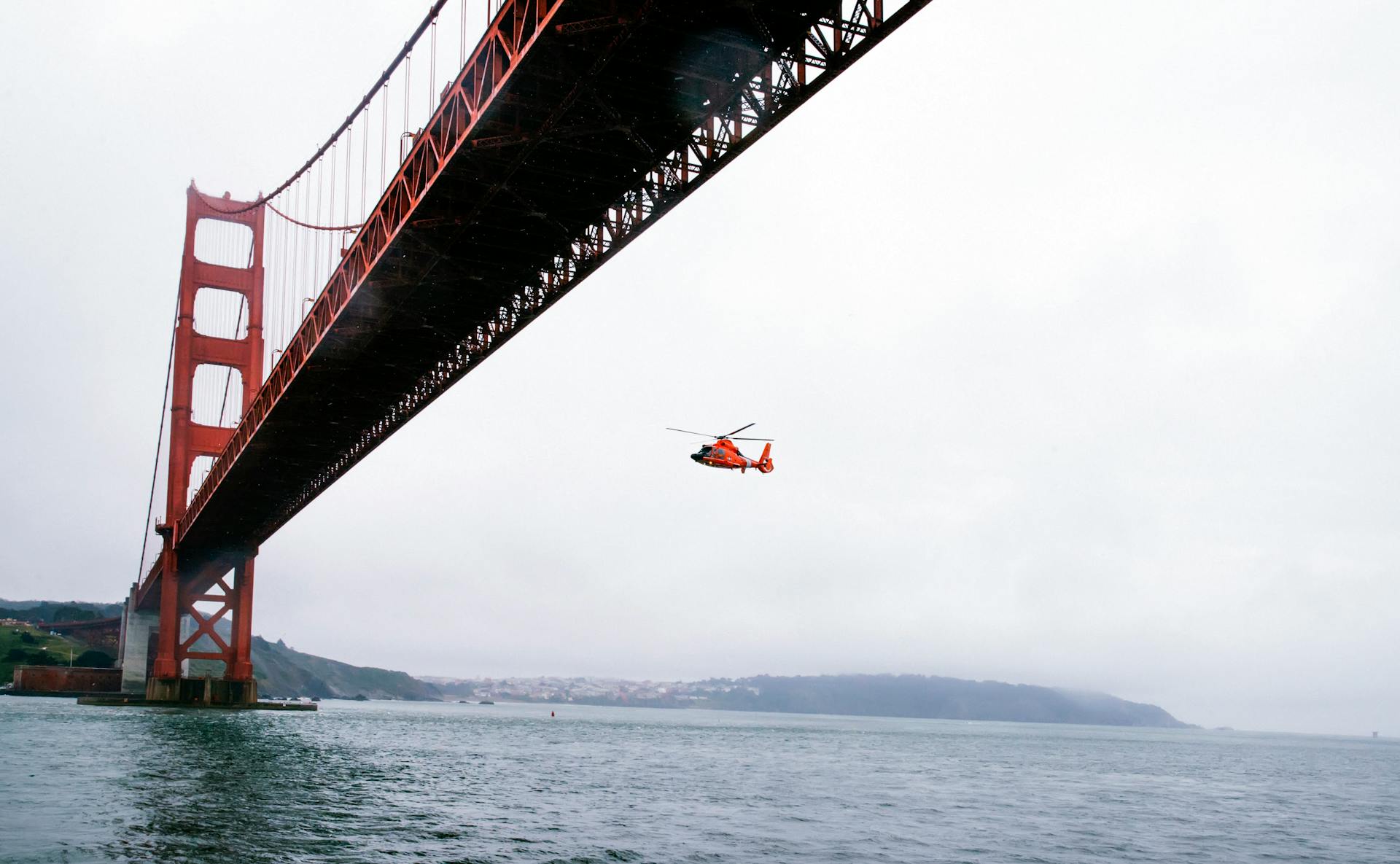 Reddingshelikopter vliegt onder de Golden Gate-brug