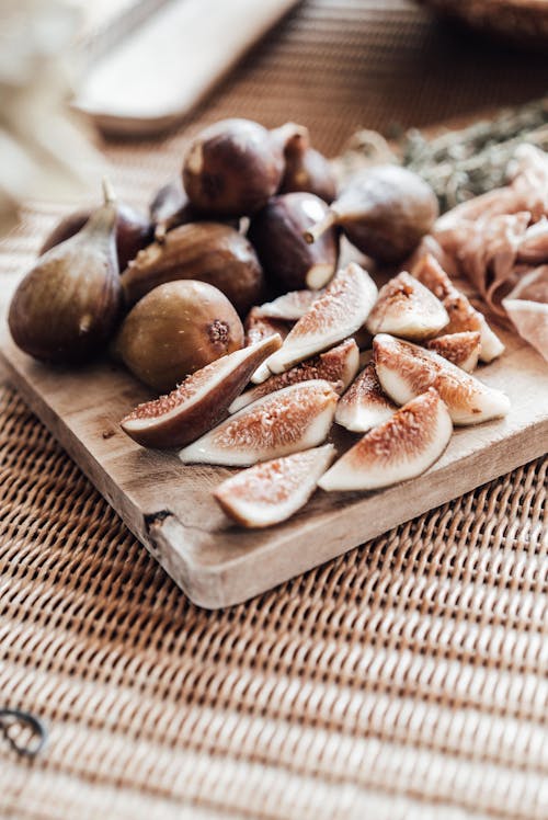 Buah Coklat Dan Putih Di Atas Nampan Kayu Coklat