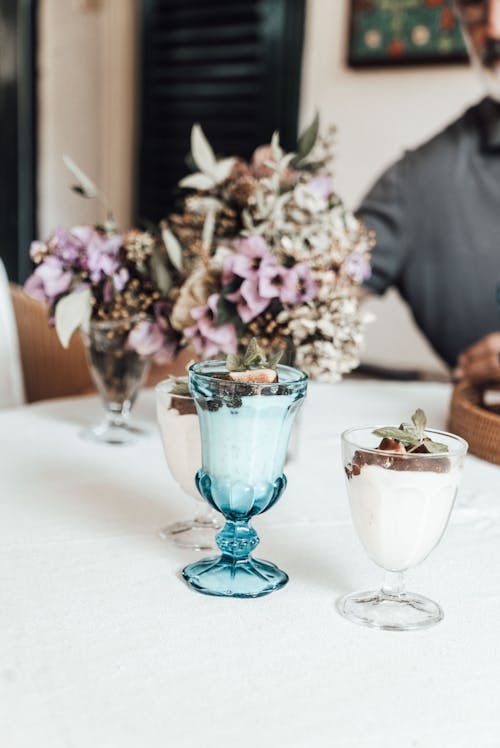 Fiori Rosa E Bianchi In Vaso Di Vetro Blu