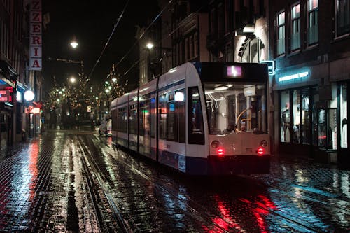 Foto d'estoc gratuïta de amsterdam, línies de tramvia, nit