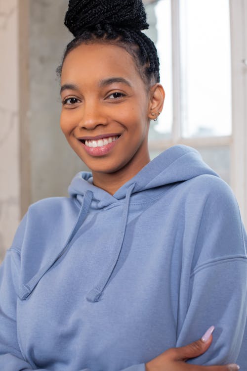 Mujer Sonriente Con Sudadera Gris