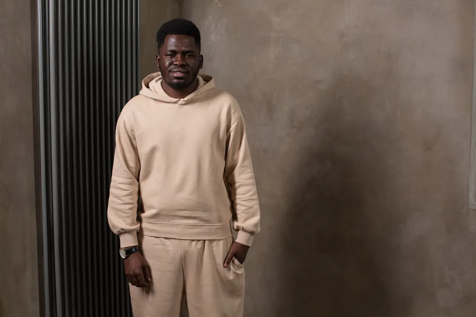 Homme en hoodie beige et jogging coordonné streetwear look total monochrome